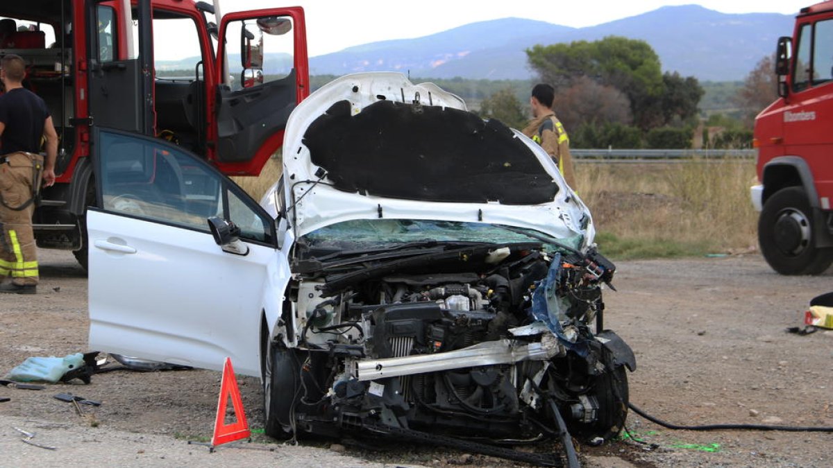 Un dels dos vehicles implicats en un accident mortal al Pla de Santa Maria el passat mes de setembre.