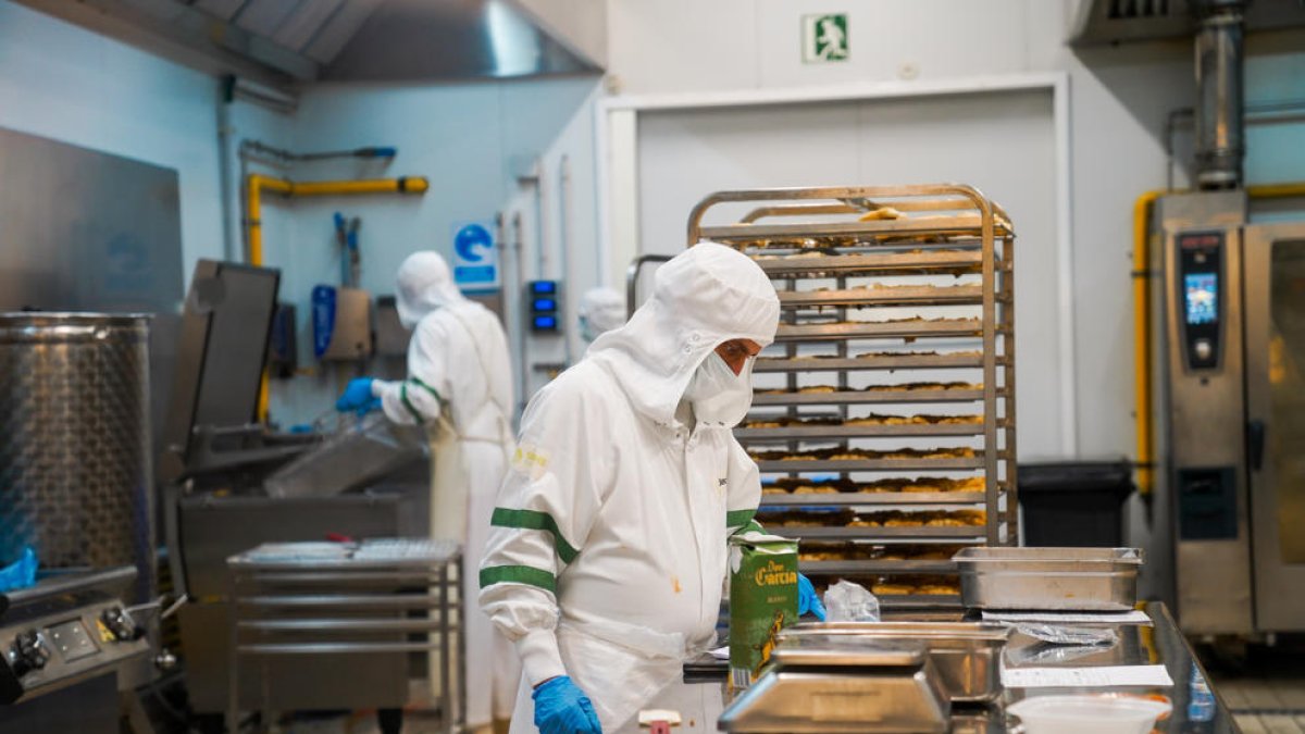 Cocina desde donde se preparan las comidas sociales.