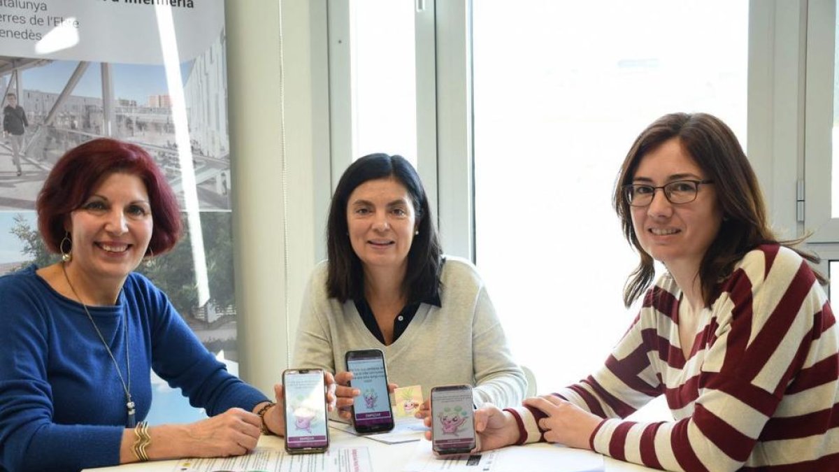 Pepi Pallarés, cuidadora; Núria Albacar, coordinadora del projecte, i Mònica Mulet, infermera del CAP Baix Ebre, mostren l'aplicació Cuidadoras Crónicos.