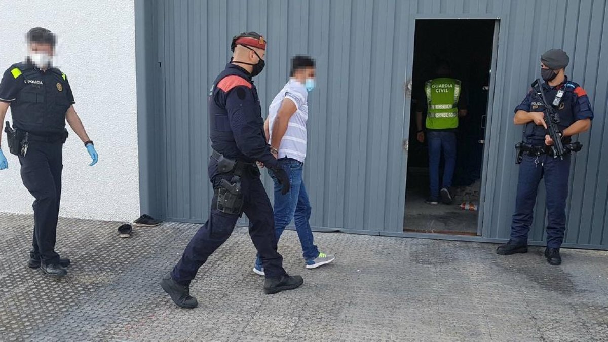 Cinco hombres de entre 30 y 40 años fueron detenidos durante el operativo.