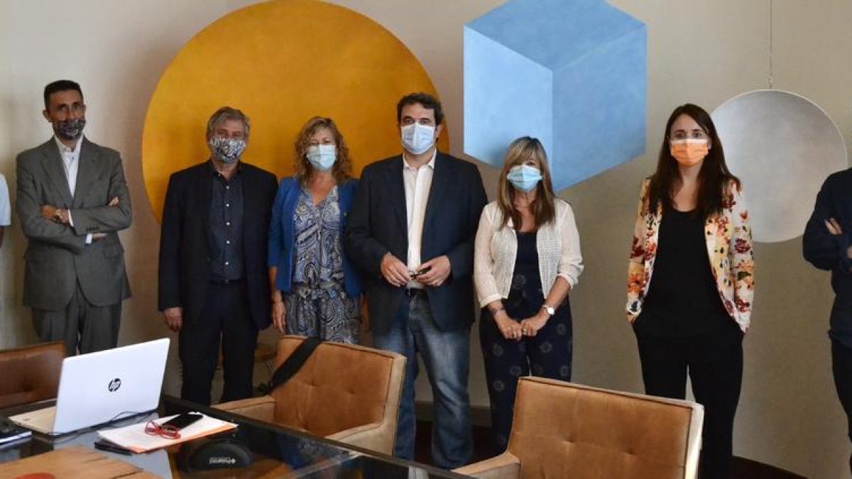 Foto de la família després de la signatura per al traspàs de l'empresa gestora de l'Hospital Comarcal de Móra d'Ebre.