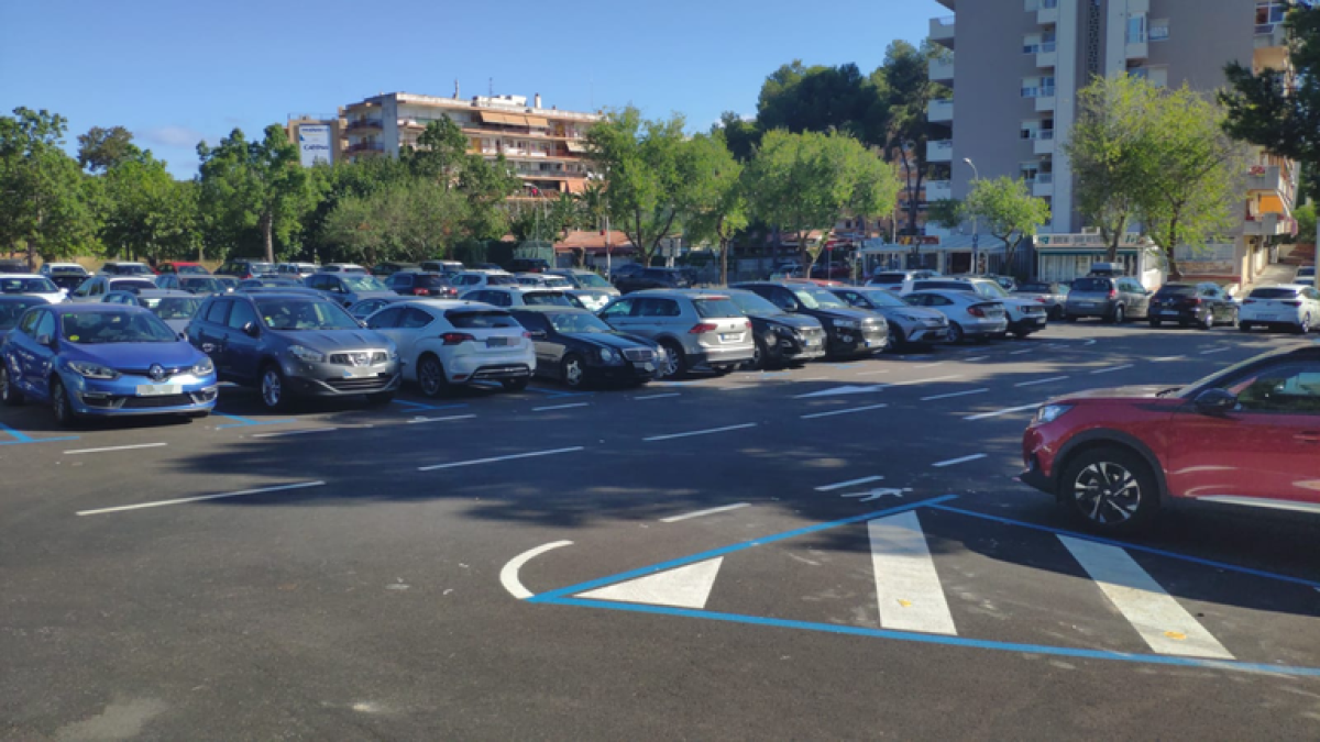Imagen de una zona de aparcamiento regulado por zona azul en salou.