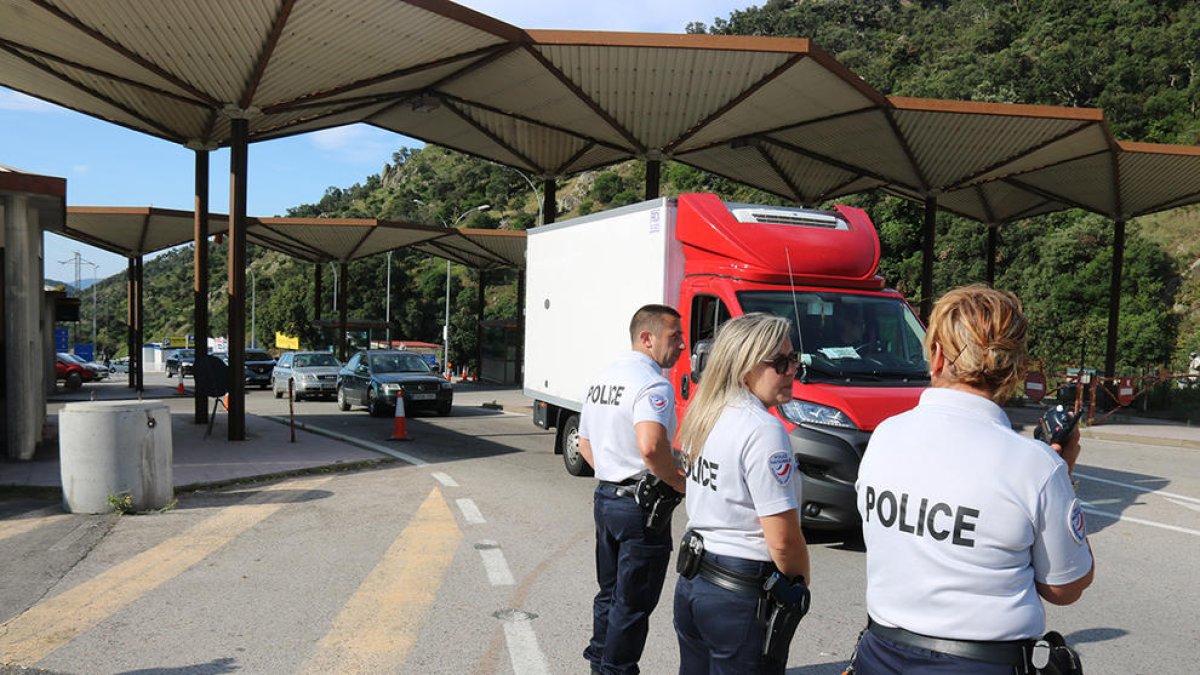 Tres policías franceses controlan el paso de vehículos por la frontera