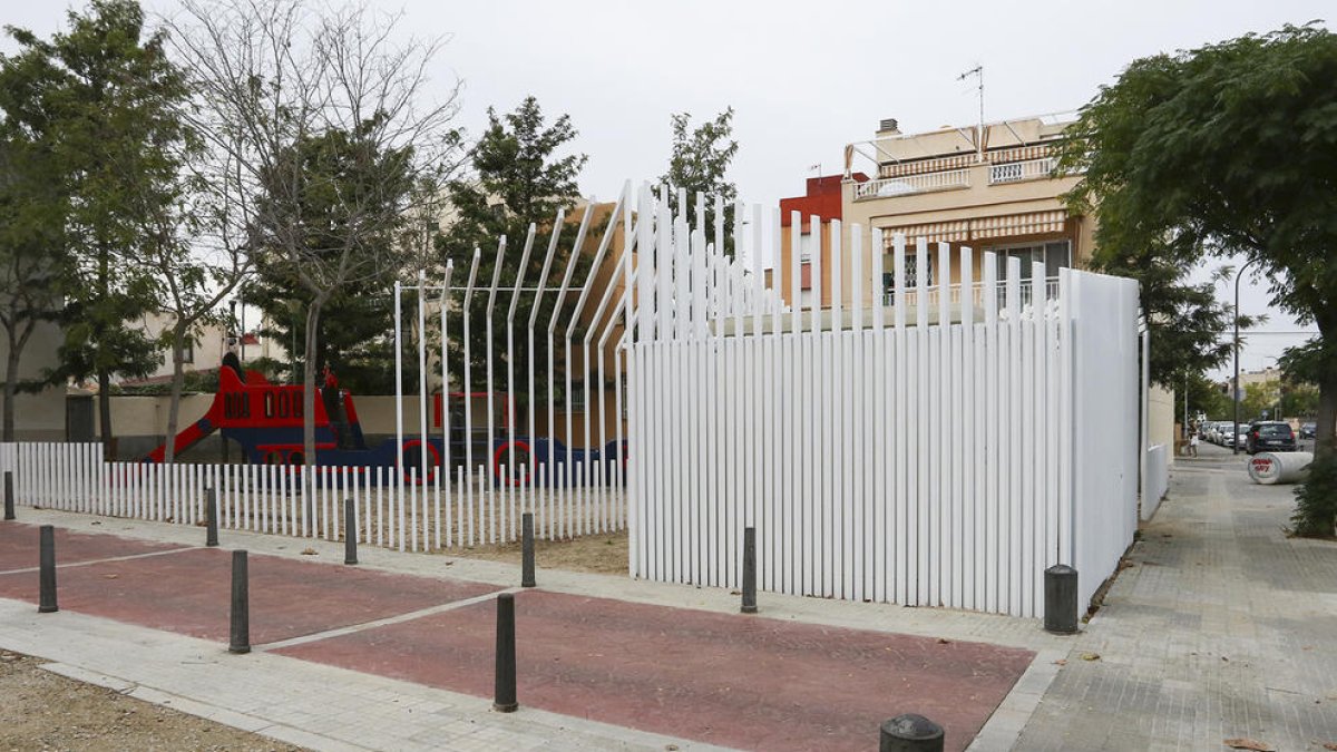 L'actual ubicació, a 30 metres de l'antiga, compta amb una tanca i filtres de seguretat.