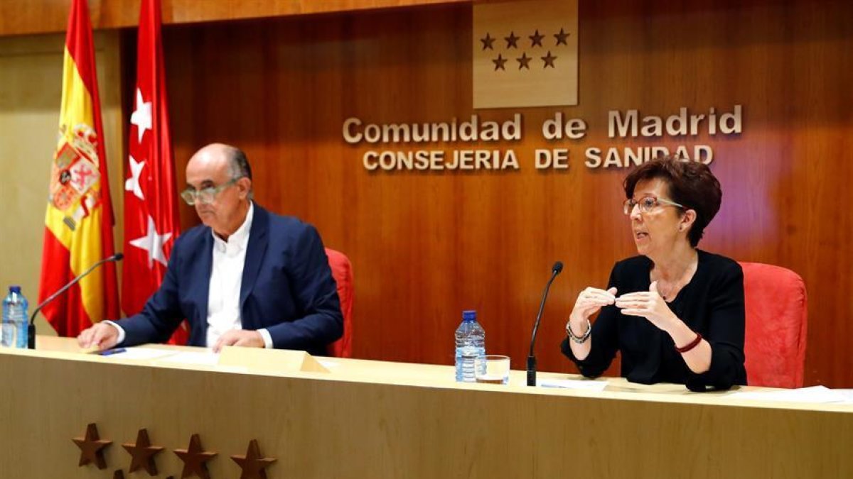 La directora general de Salud Pública, Elena Andradas, y el viceconsejero madrileño de Salud Pública y Plan COVID-19, Antonio Zapatero, durante la rueda de prensa.