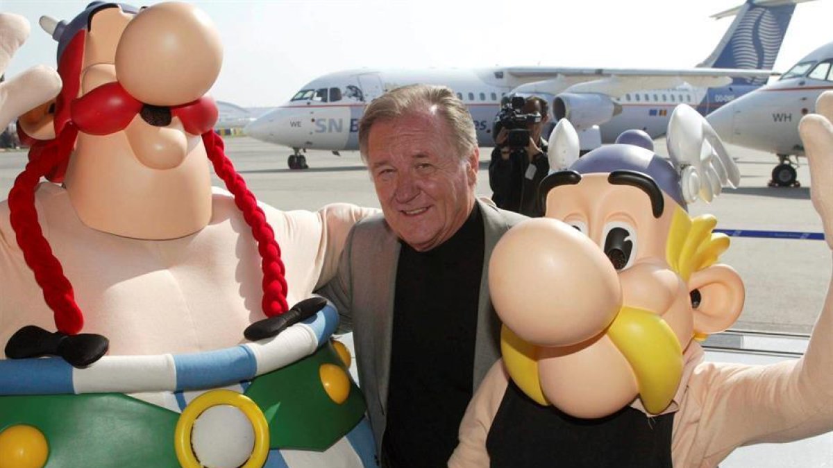 Urdezo con unas figuras de sus personajes más míticos, Astérix y Obélix.