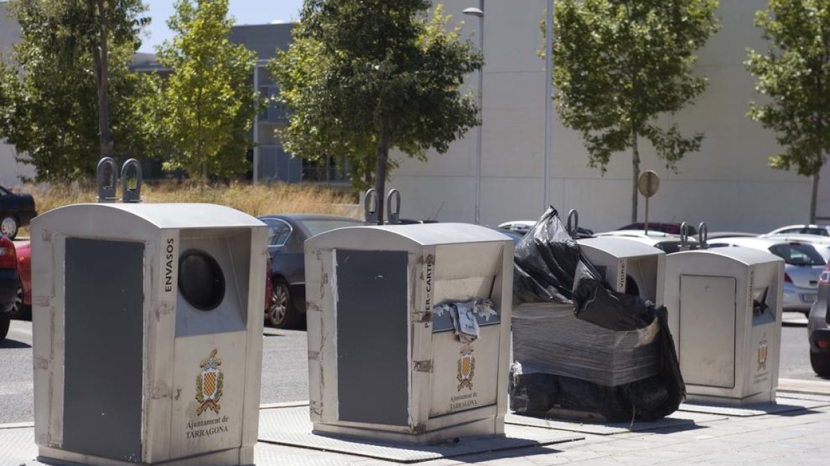 Illa de contenidors al carrer Josep Maria Alomà que, oficialment, mai ha entrat en servei.