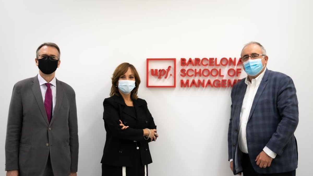 D'esquerra a dreta: O. Amat (degà UPF BSM), C. Luis (directora càtedra) i B. Morales (director Relacions Institucionals Mercadona a Catalunya)