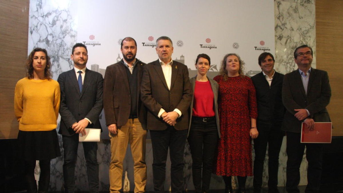 Els portaveus dels grups municipals de l'Ajuntament de Tarragona, en la doble declaració institucional.