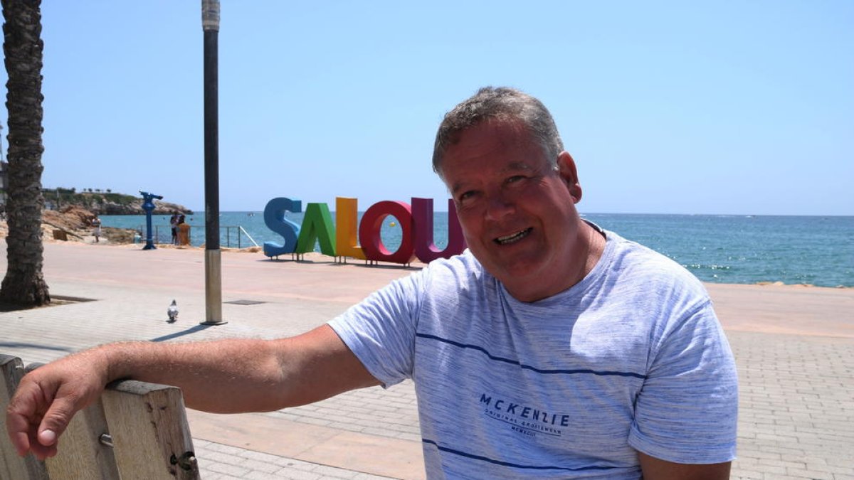 Pla mitjà d'un turista britànic en una de les zones turístiques de Salou