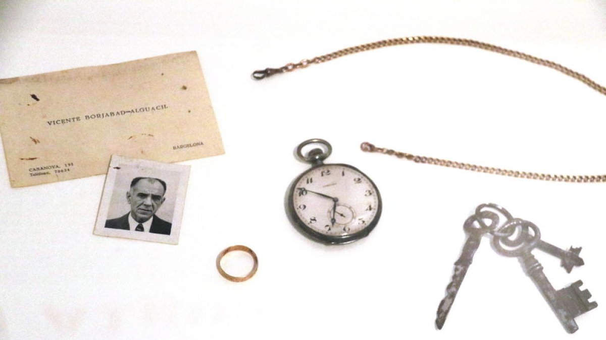 Detall d'alguns dels objectes confiscats pels nazis a deportats exposats al MUME a la Jonquera.
