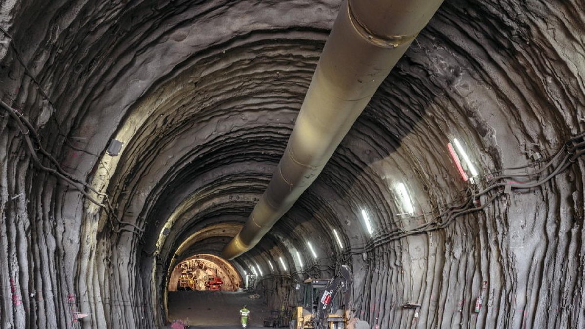 Imatge dels treballs que es duen a terme a l'interior del túnel ja perforat.