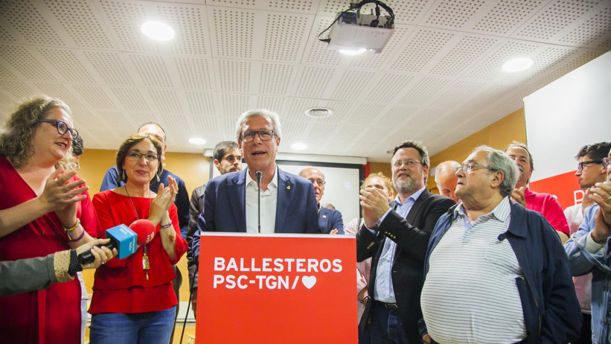 Josep Fèlix Ballesteros i membres de la seva llista, la nit electoral del 26 de maig de l'any passat.