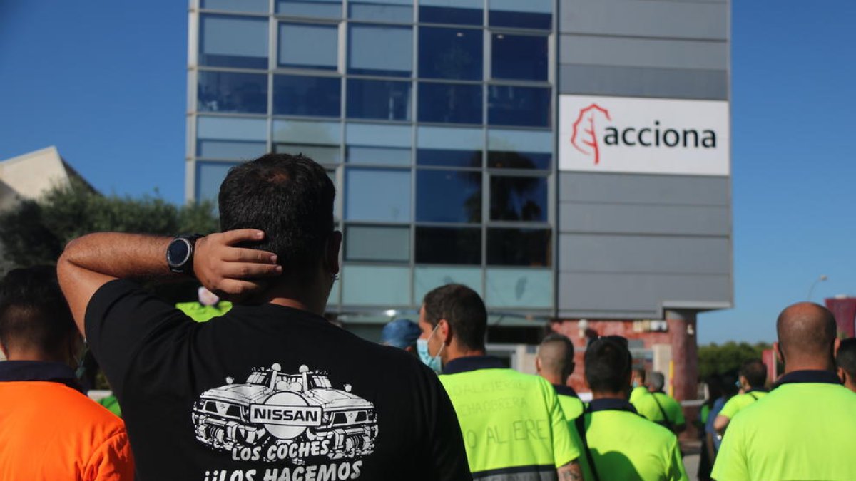 Pla tancat d'un treballador d'Acciona davant la seu de l'empresa, situada al Passeig de la Zona Franca de Barcelona