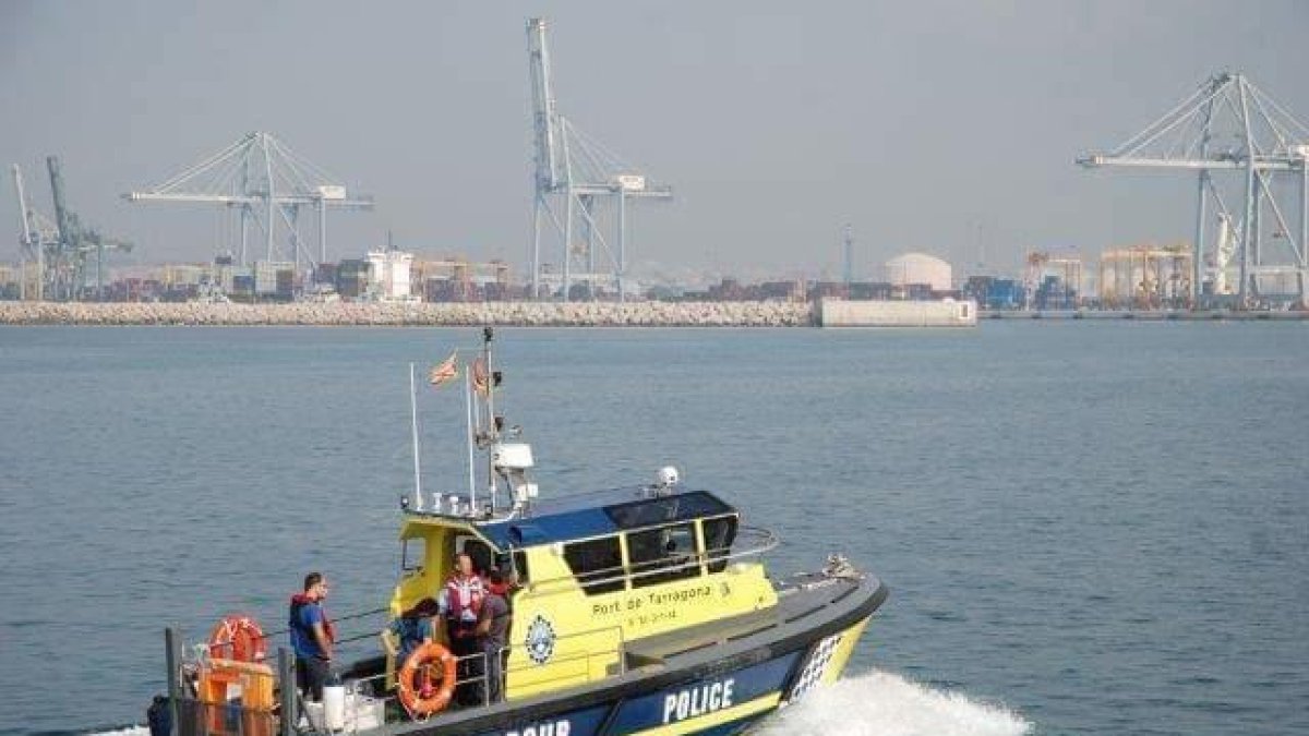 La policía inspecciona la zona por mar