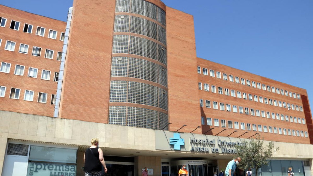 Façana de l'hospital Arnau de Vilanova de Lleida.