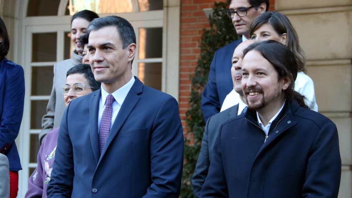 Pedro Sánchez i Pablo Iglesias a la foto de família abans del primer consell de ministres d'aquest 20 de gener del 2020.