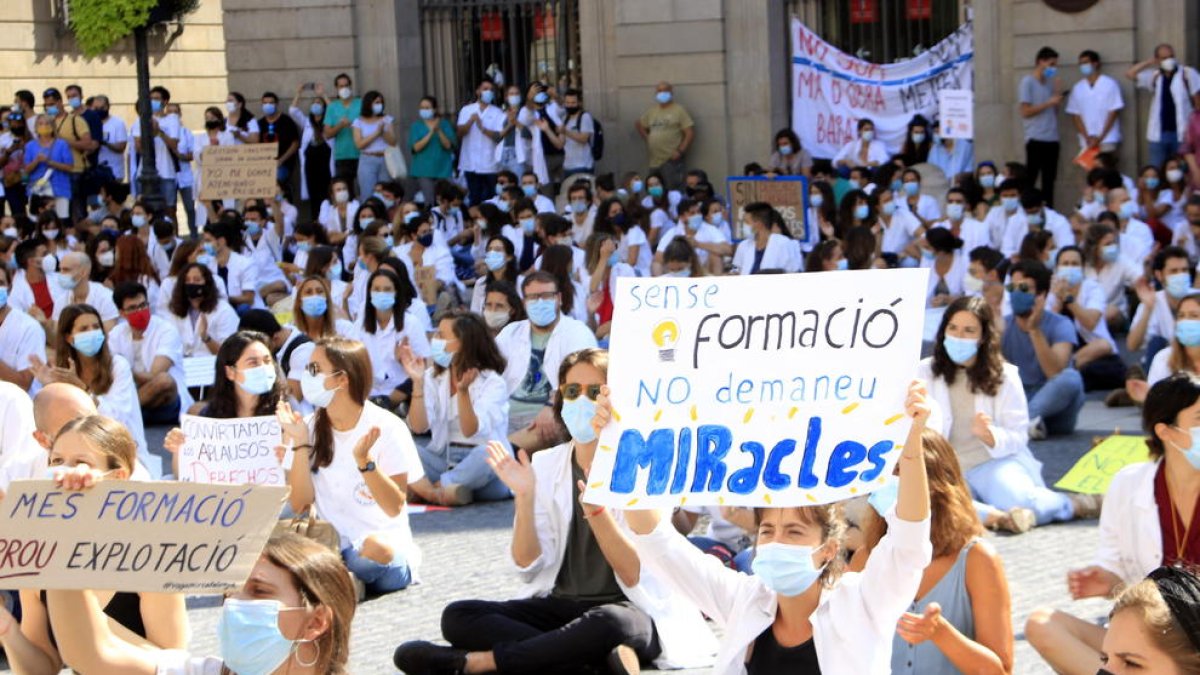 Concentració dels MIR a la plaça de Sant Jaume de Barcelona en la tercera jornada de vaga per reclamar millores formatives i laborals