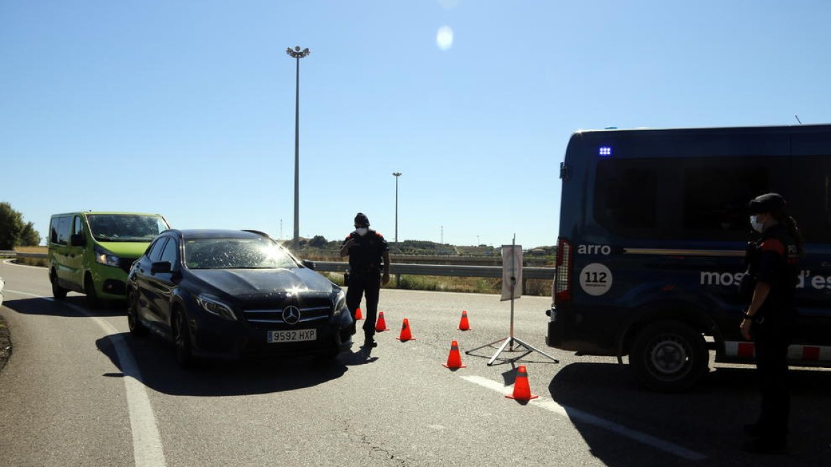 Pla general on es pot veure un control dels mossos pel confinament del Segrià a l'accés a l'A-2 a Soses.