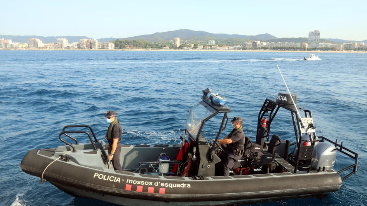 Pla mitjà de l'embarcació dels Mossos d'Esquadra pentinant la costa de Palamós.