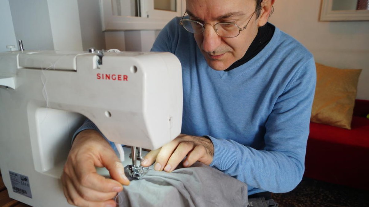 Antonio Cabrejas està preparat per si algú li envia material per a poder fabricar mascaretes.