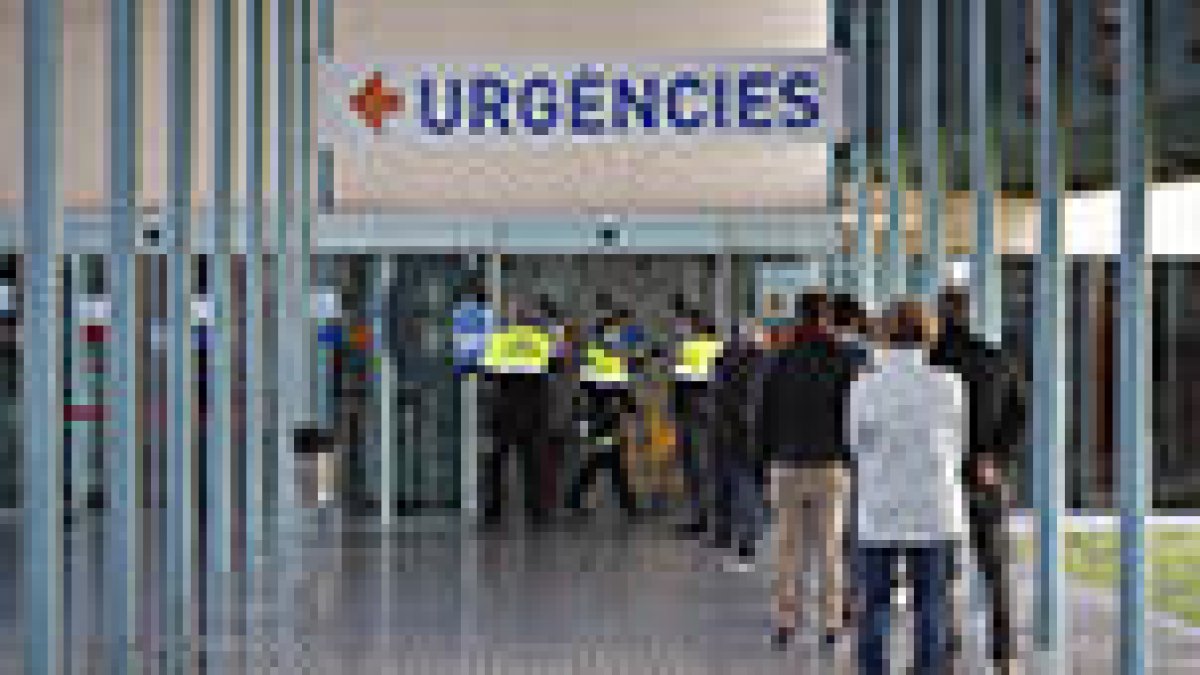 Diversos usuaris fent cua a les portes d'Urgències a l'Hospital del Mar de Barcelona.