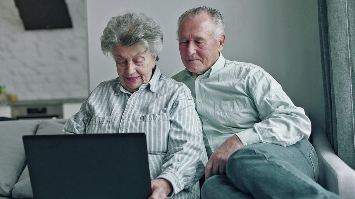 Imagen de una pareja de la tercera edad conectados a través del ordenador.