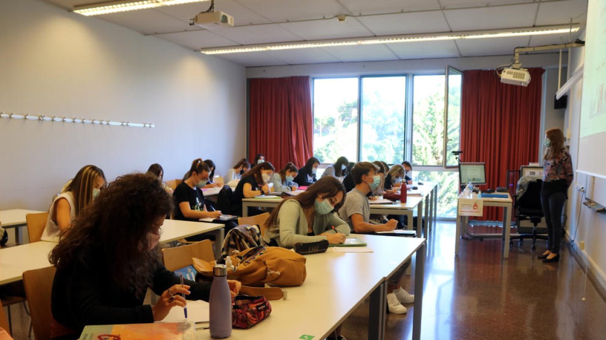 Alumnos dando clase con mascarilla en un aula del Campus Catalunya de la URV en el primer día del curso 2020-2021.