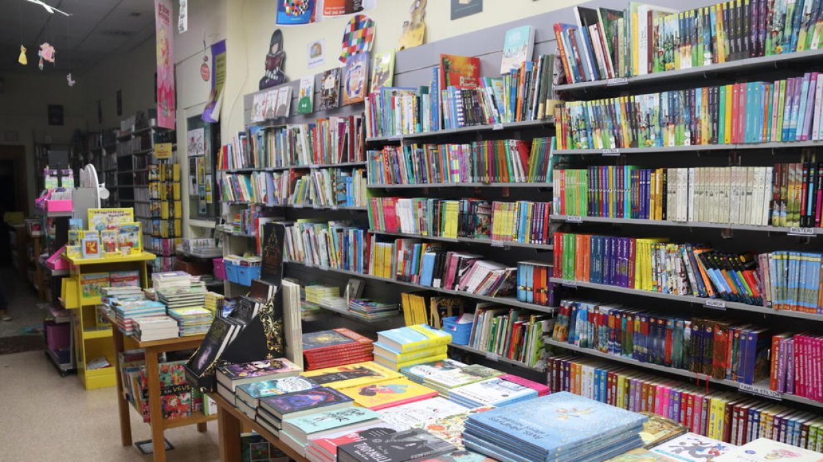 El interior de la librería Adserà, cerrada al público a causa del confinamiento.