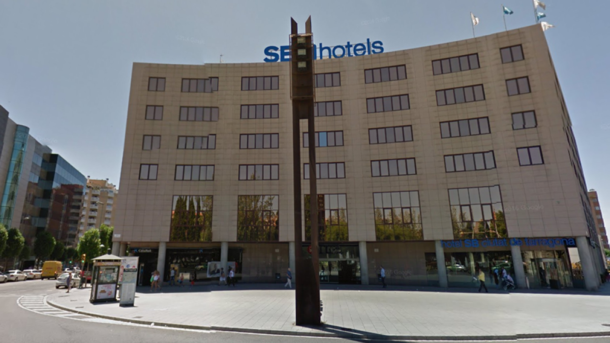 L'hotel SB Ciutat de Tarragona, situat a la plaça Imperial Tarraco, és un dels tres establiments inclosos.