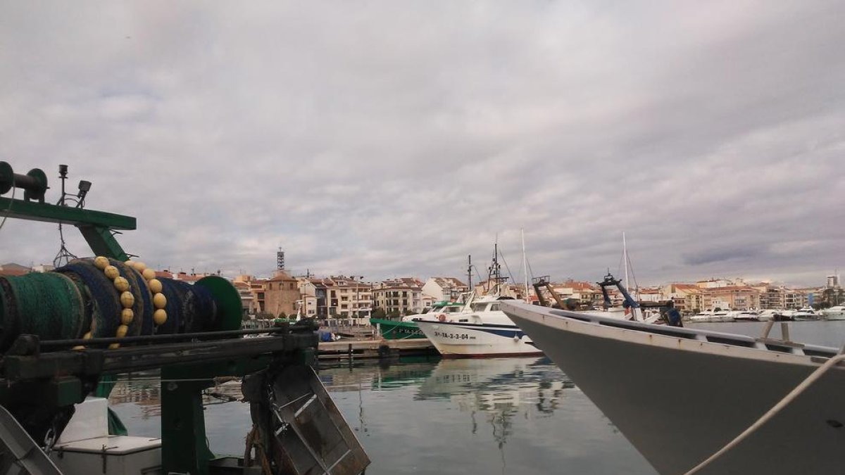 Dos barcas de pesca amarradas en el puerto de Cambrils.