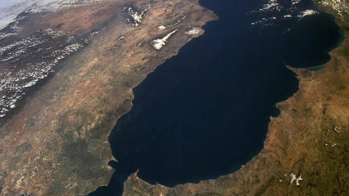 Imatge de l'Estret de Gibraltar on s'uneixen el Mediterrani i l'Atlàntic