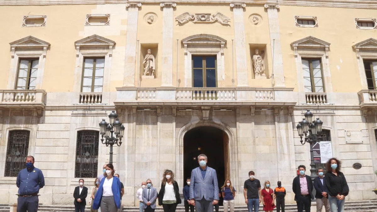 Los consejeros y trabajadores del Ayuntamiento de Tarragona durante el minuto de silencio en recuerdo por las víctimas de la covid-19.