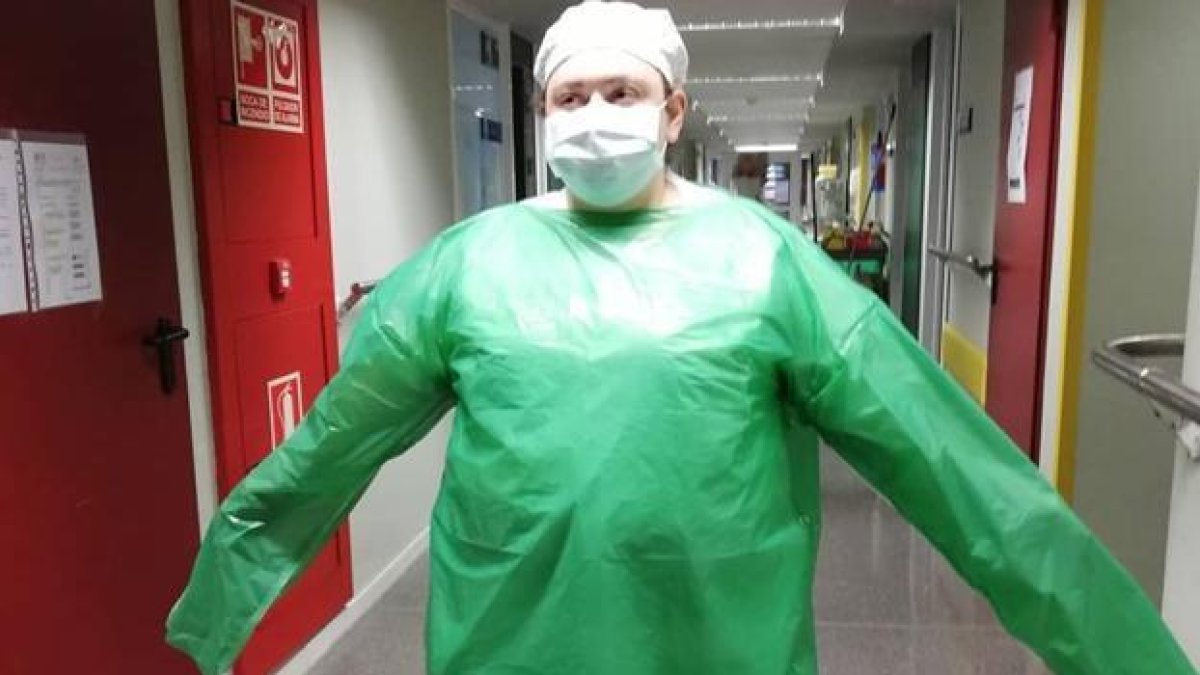 Un professional de la sanitat, amb una protecció que no està a la seva mida.