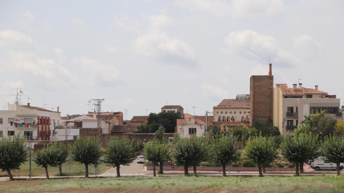 Imatge de l'espai que es vol enderrocar, amb la fassina, a la dreta.