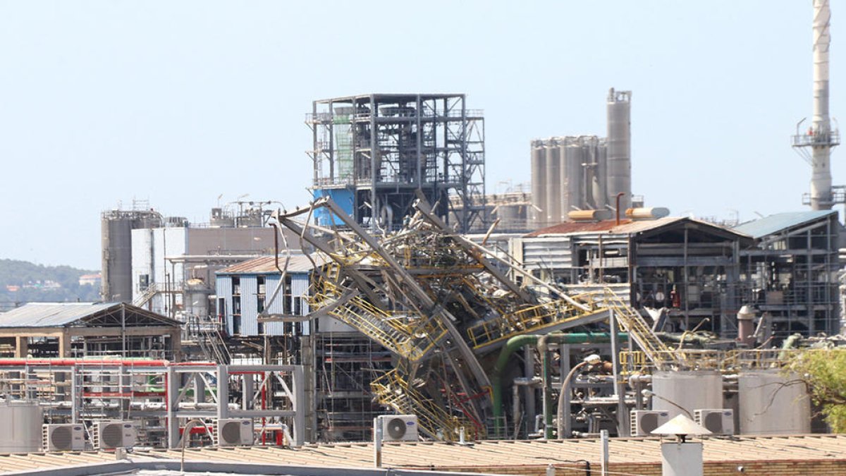 La zona on va explotar un reactor a la planta de derivats d'òxid d'etilè a les instal·lacions de l'empresa IQOXE a La Canonja, sis mesos després del sinistre.