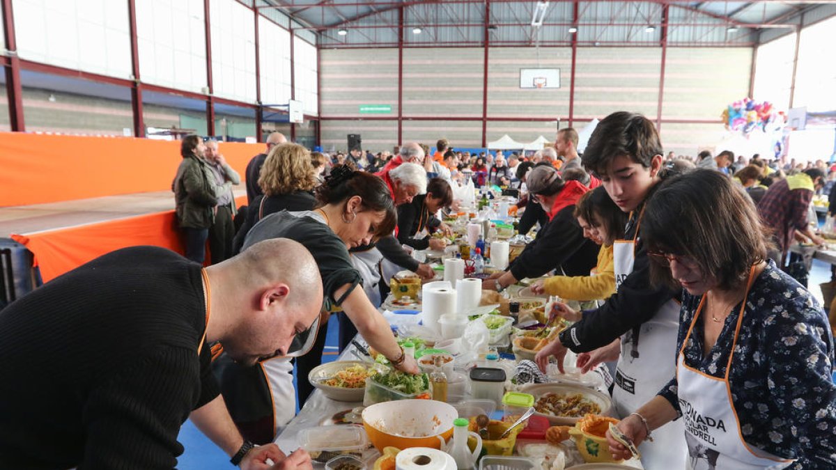 Los participantes en la Xatonada del Vendrell, este domingo, a la escuela Àngel Guimerà.