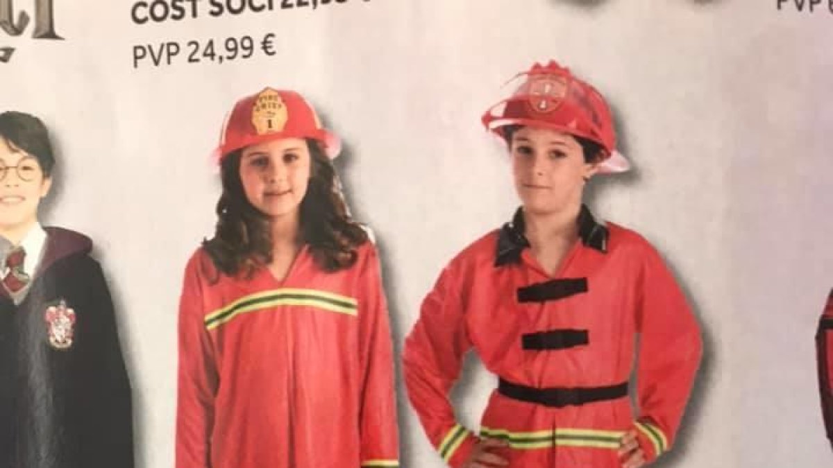 Imagen de los disfraces de bomberos que vende Abacus.