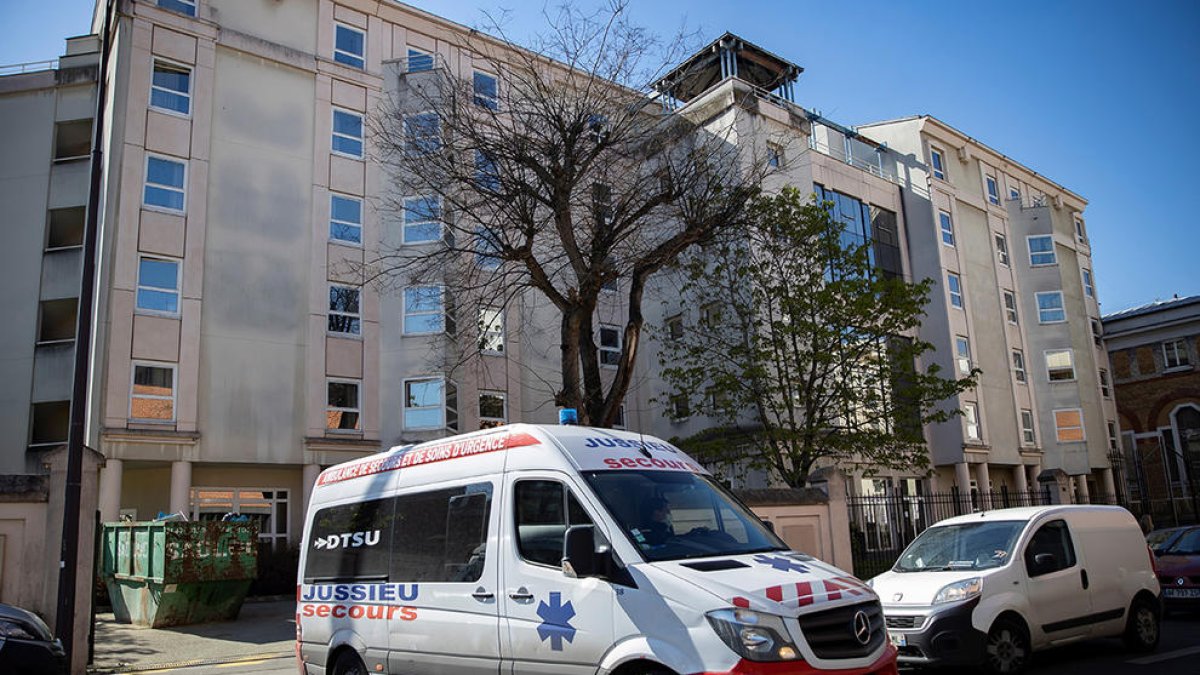 Una ambulancia saliente de una residencia en París.