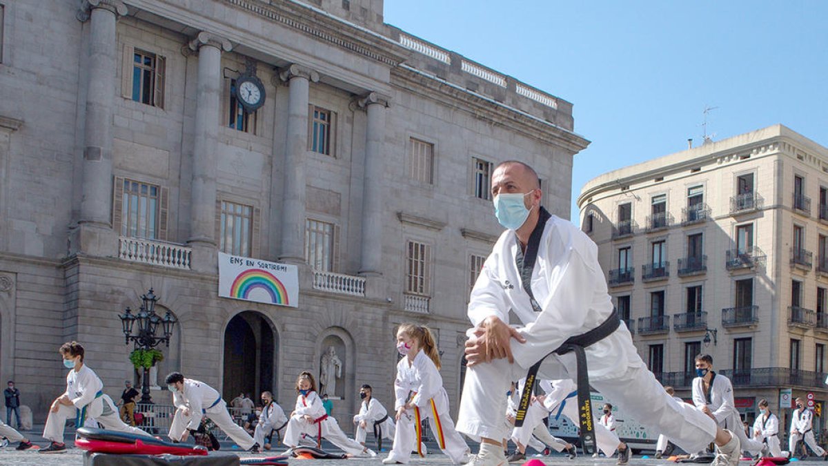 Usuarios de gimnasios de artes marciales protestando en la Plaza Sant Jaume por|para el cierre de los centros.