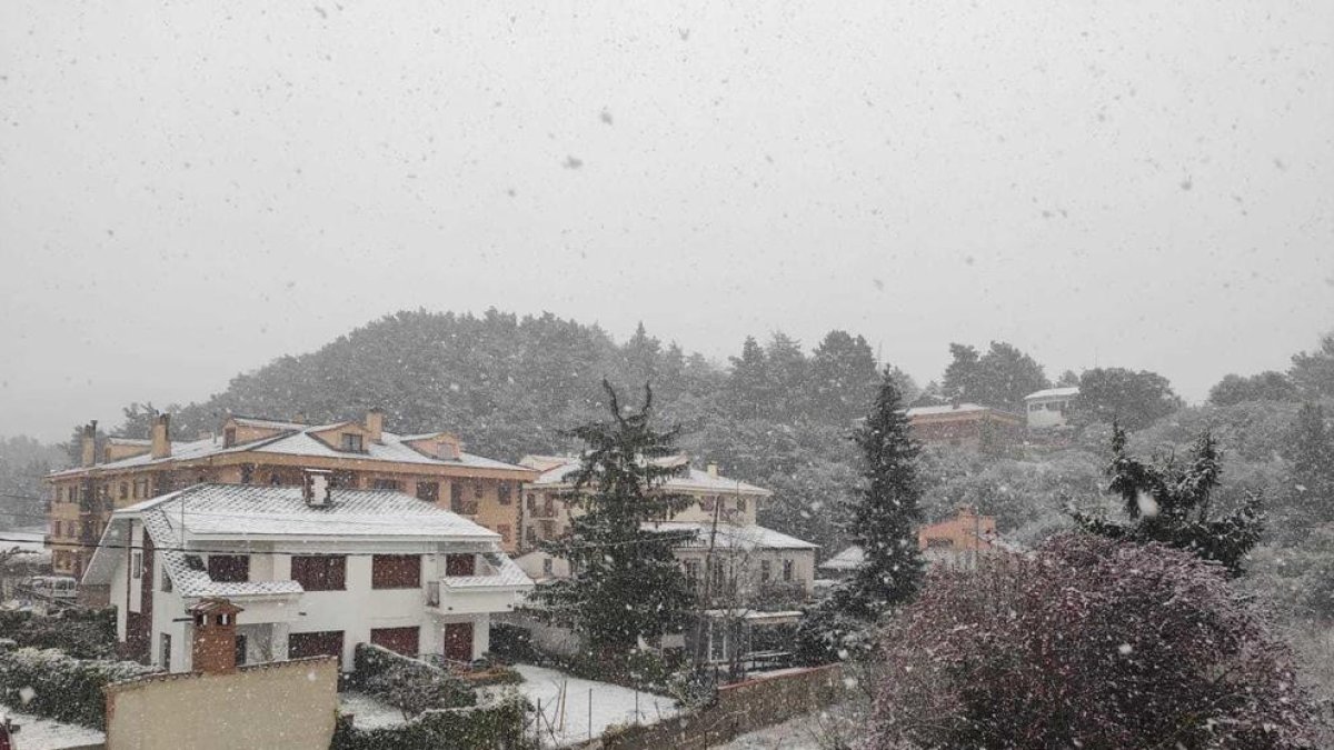 Imagen de una calle de Prades nevada.