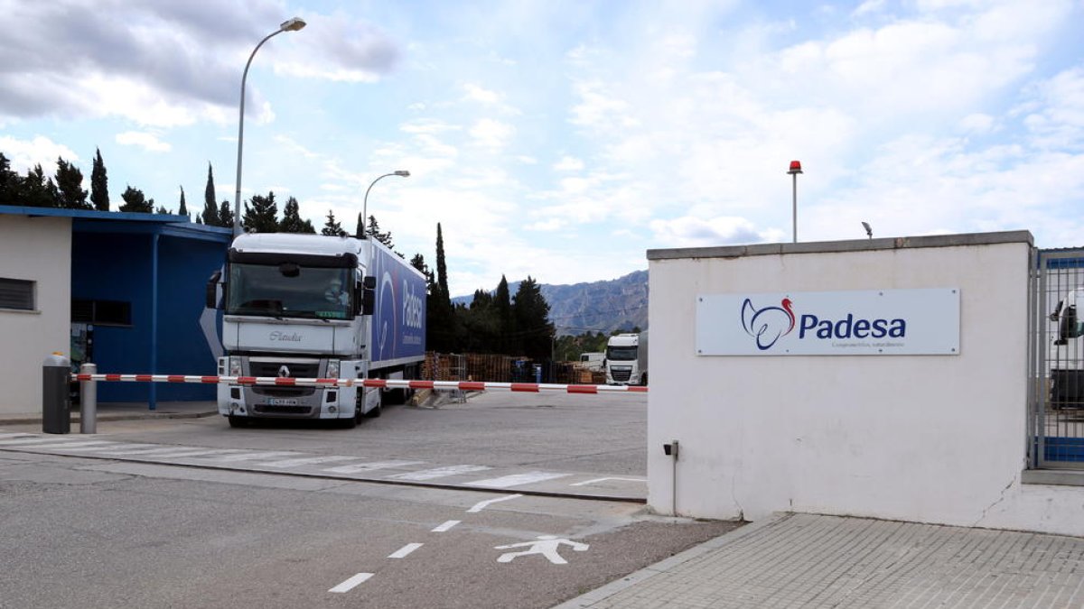 Un camió de l'empresa Padesa afectada per un rebrot de coronavirus a Roquetes.