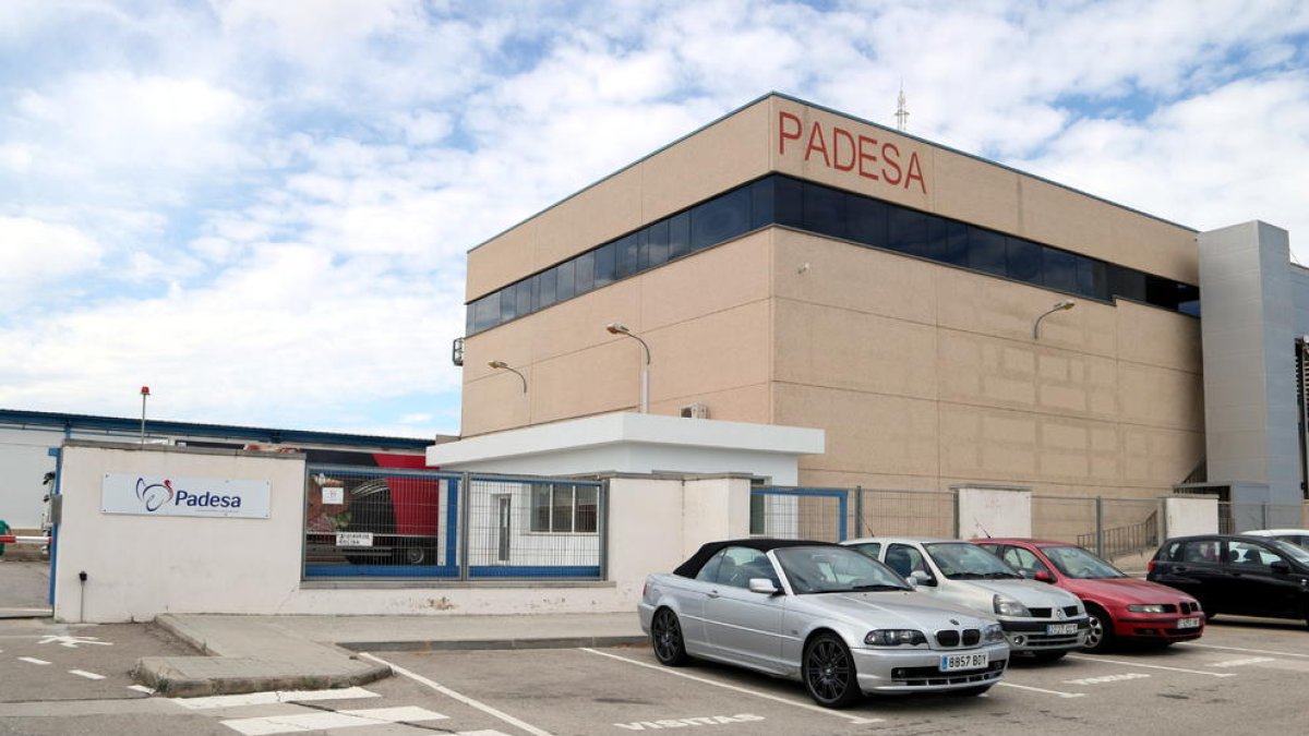 Exterior de la empresa Padesa afectada por un rebrote de coronavirus en Roquetes.