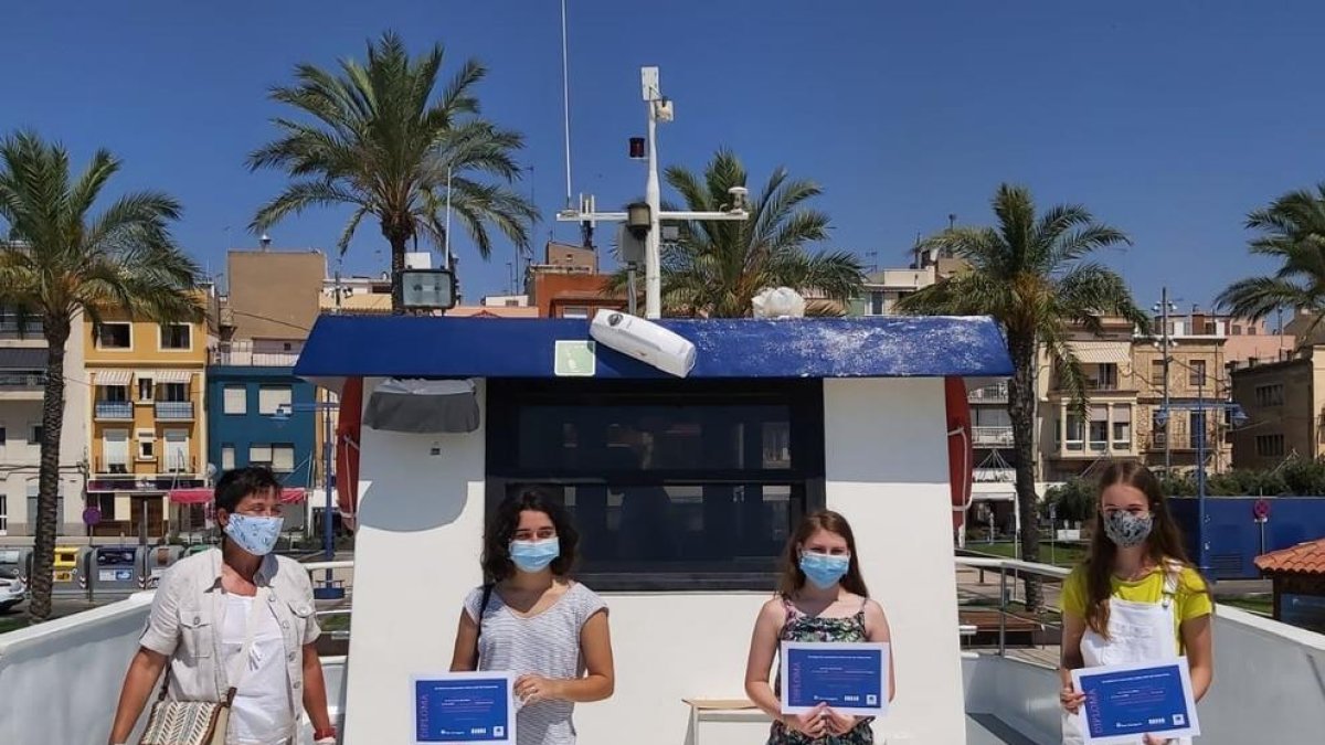 Los ganadores recibieron elpremi encima de la Golondrina del puerto.