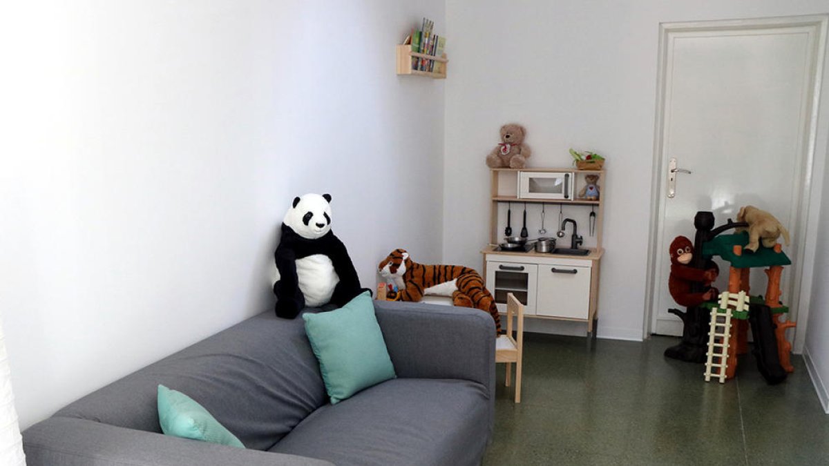 Un espai de recepció amb sofà, peluixos i joguines a la nova unitat integrada d'atenció a infants i adolescents víctimes d'abusos sexuals (Barnahus) de Tarragona.