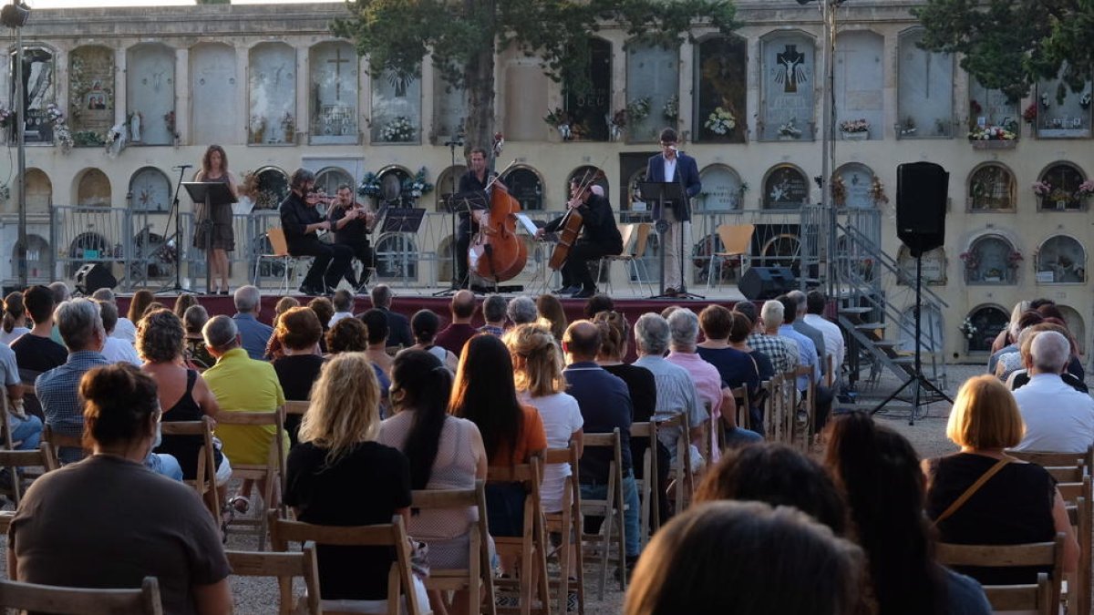 L'acte ha servir per a retre homenatge als difunts durant el confinament.