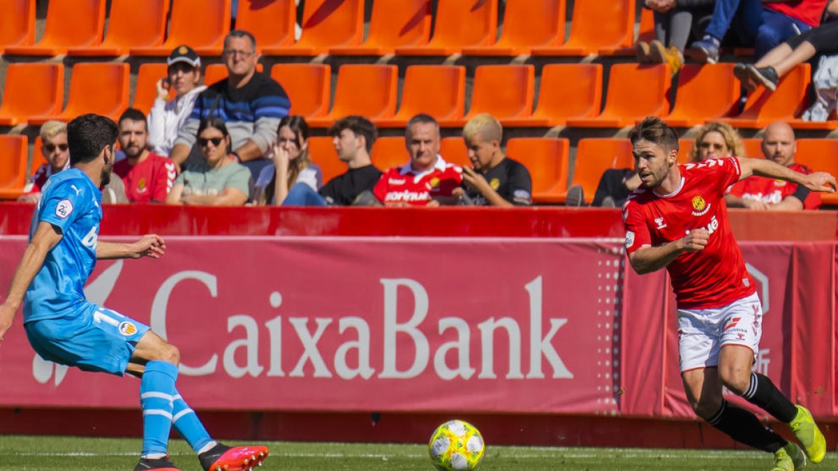 Carbia en el partido en el Nou Estadi contra el Valencia Mestalla.