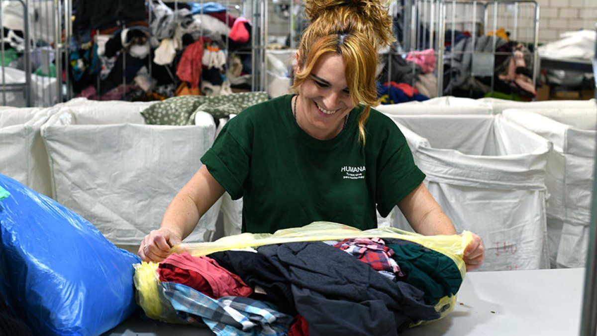 El servicio de recogida selectiva del textil es gratuito y representa un ahorro en los gastos de recogida y eliminación de residuos sólidos urbanos.