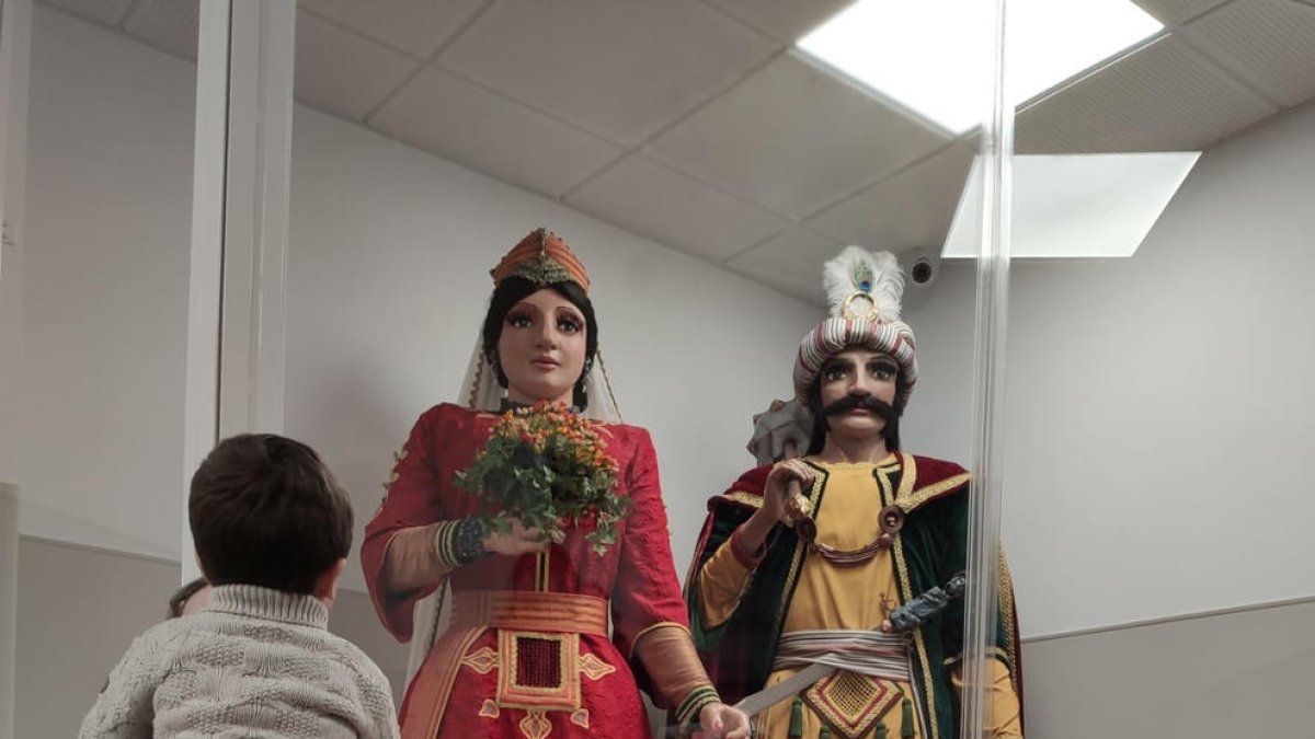 Los Gegants Vells en la sala de espera de urgencias pediátricas del Hospital de Santa Tecla.