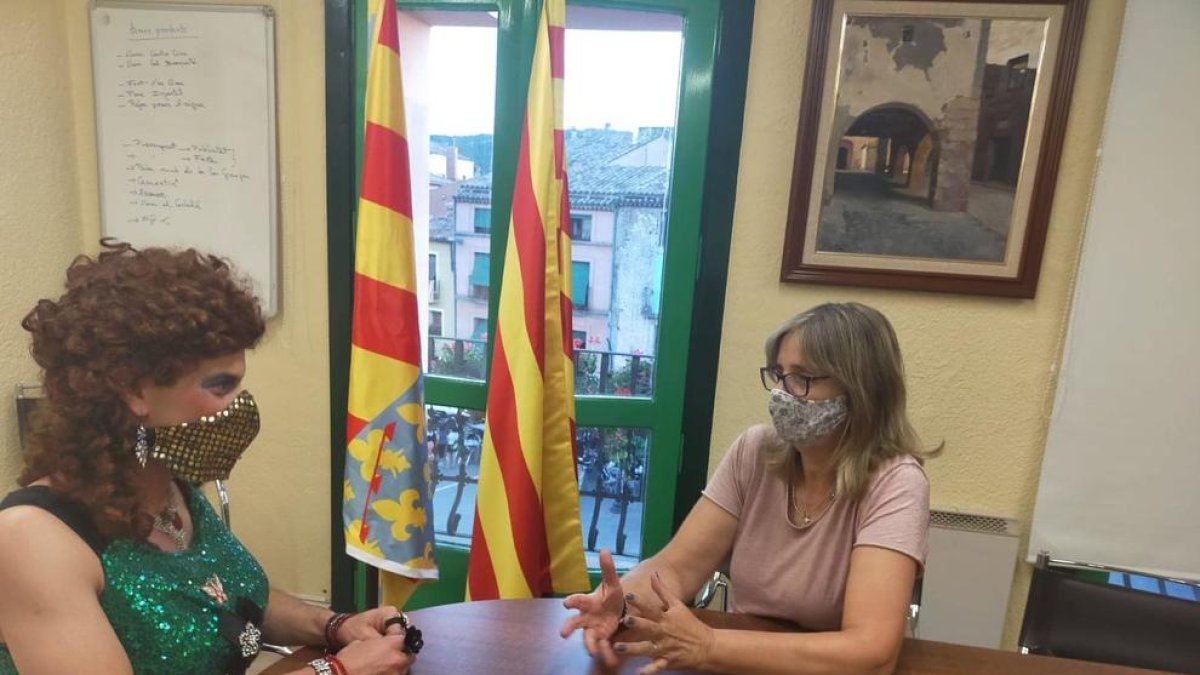 La alcaldesa de Prades, Lídia Bargas, con la Gal·la e Isaac.